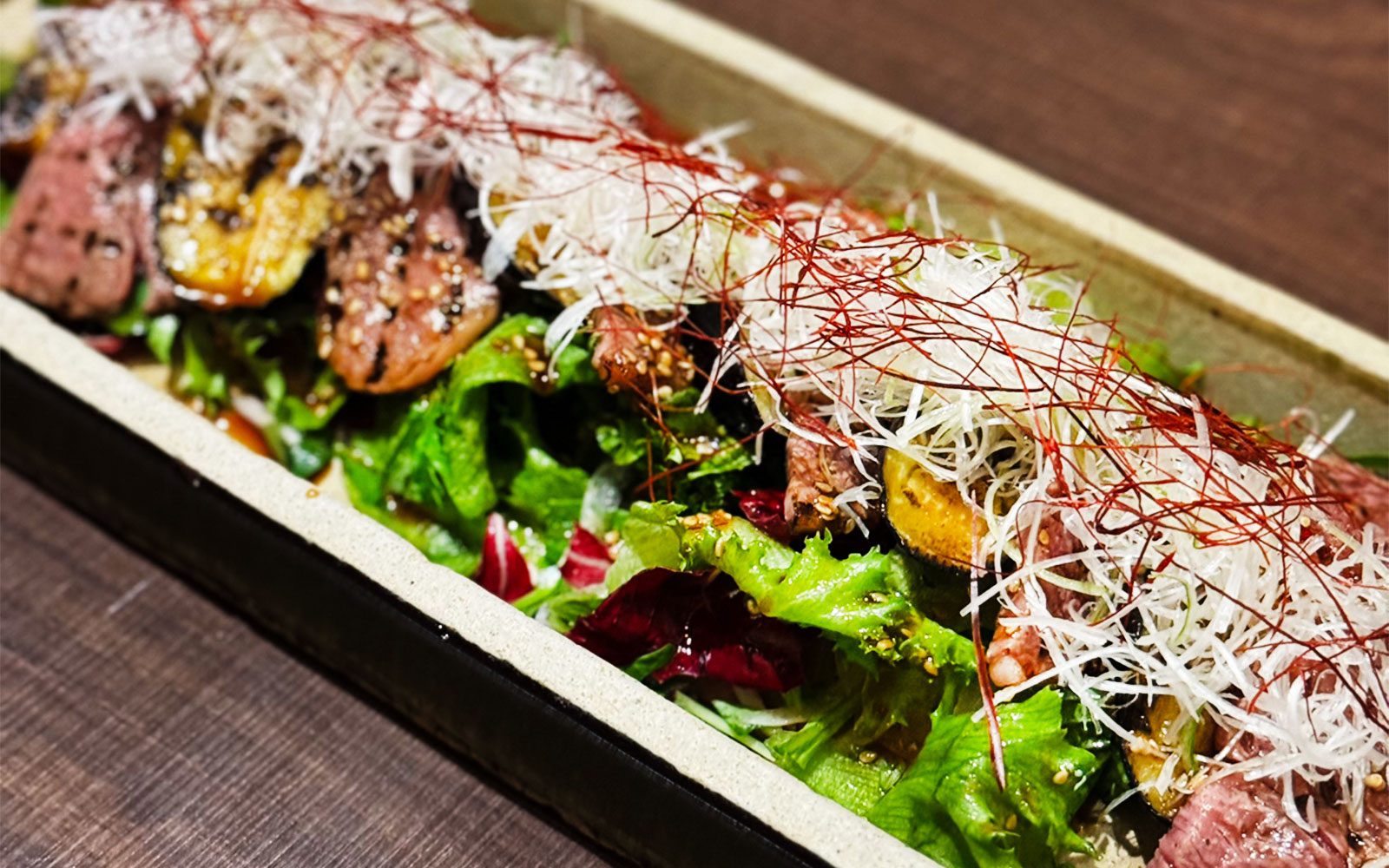 焼きナスと炙り和牛サラダ